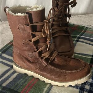 Sorel Kezar 
Genuine  Leather w shearling lining 
Men's Boots
11.5